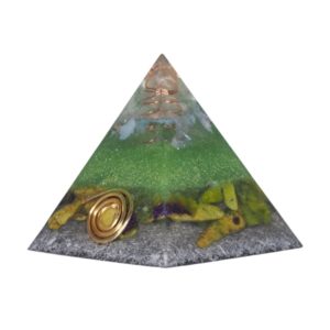 Orgoniet piramide atlantisiet met maria magdelena lemurian kristalpunt gewikkeld in koper met kleur geelgroen, lichtgroen, paars, lila MSOP-SOPAT1517 - Zijaanzicht