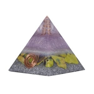 Orgoniet piramide atlantisiet met maria magdelena lemurian kristalpunt gewikkeld in koper met kleur geelgroen, lichtgroen, paars, lila MSOP-SOPAT1521 Zijaanzicht