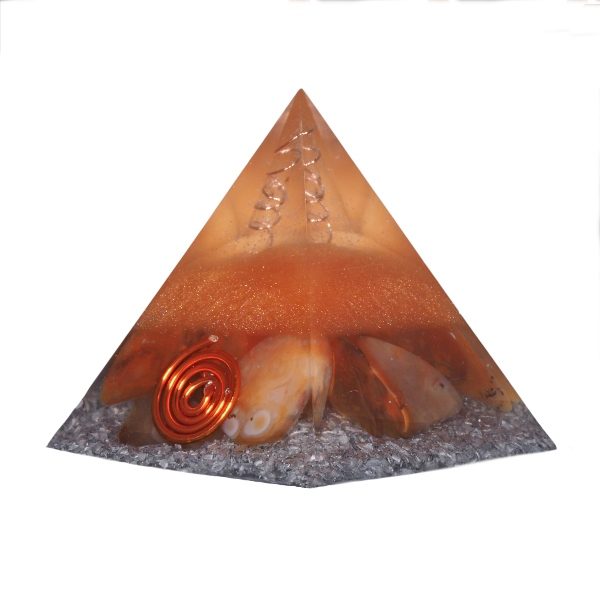 Orgoniet piramide carneool met maria magdelena lemurian kristalpunt gewikkeld in koper met kleur oranje MSOP-SOPCA610 Zijaanzicht