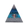 Orgoniet piramide howliet met maria magdelena lemurian kristalpunt gewikkeld in koper met kleur blauw, zwart MSOP-SOPHO1529 Vooraanzicht