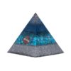 Orgoniet piramide howliet met maria magdelena lemurian kristalpunt gewikkeld in koper met kleur blauw, zwart MSOP-SOPHO1529 Zijaanzicht