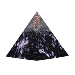 Orgonite piramide shungiet, amethist met maria magdelena lemurian kristalpunt gewikkeld in koper met kleur zwart, lila MSOP-GOPSA15157 Zijaanzicht