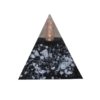 Orgonite piramide shungiet, bergkristal met maria magdelena lemurian kristalpunt gewikkeld in koper met kleur zwart, zilver MSOP-GOPSB15165 Vooraanzicht