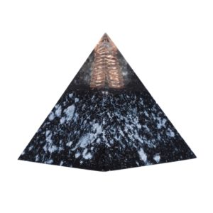 Orgonite piramide shungiet, bergkristal met maria magdelena lemurian kristalpunt gewikkeld in koper met kleur zwart, zilver MSOP-GOPSB15165 Zijaanzicht