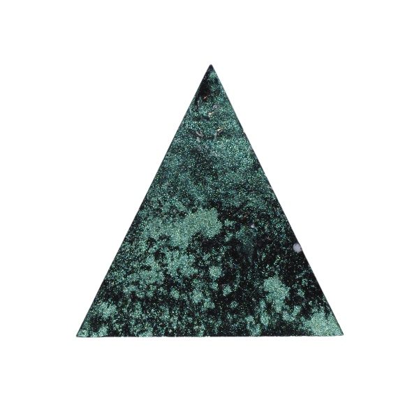 Orgonite piramide shungiet, peridoot met maria magdelena lemurian kristalpunt gewikkeld in koper met kleur zwart, groen, blauw MSOP-GGPSP15193 Vooraanzicht