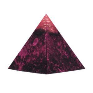 Orgonite piramide shungiet, rode jaspis, carneool met maria magdelena lemurian kristalpunt gewikkeld in koper met kleur zwart, roze GGPSRC15145 Zijaanzicht